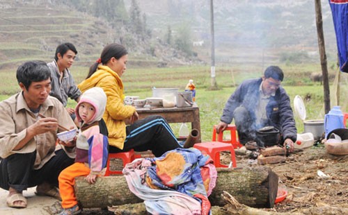 Gia đình ông Trung Trá Sến, ở thị trấn Mường Khương bị mưa đá phá hỏng mái nhà, phải nấu ăn ở ngoài - Ảnh: Tùng Lâm